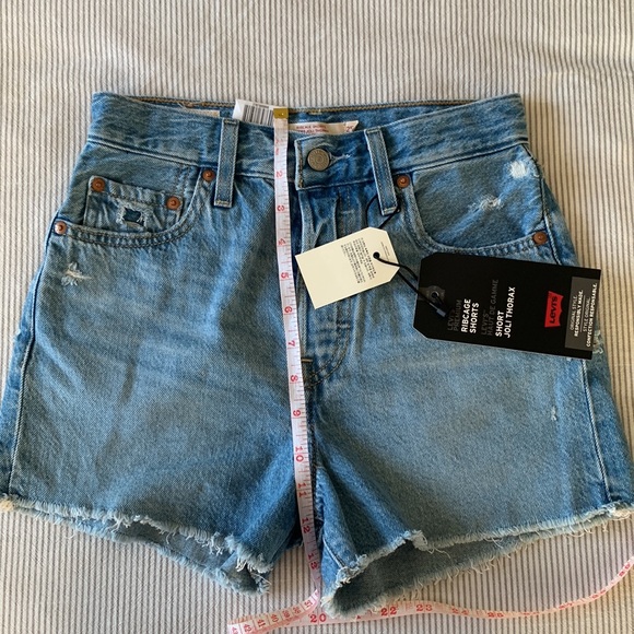 Levi’s Ribcage Shorts - Picture 8 of 8